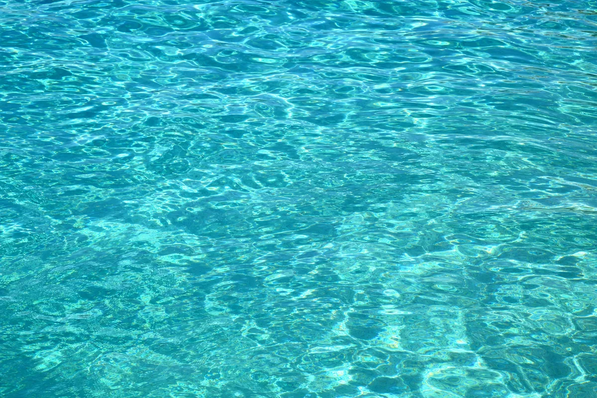 Agua de piscina cristalina en Cala Ratjada